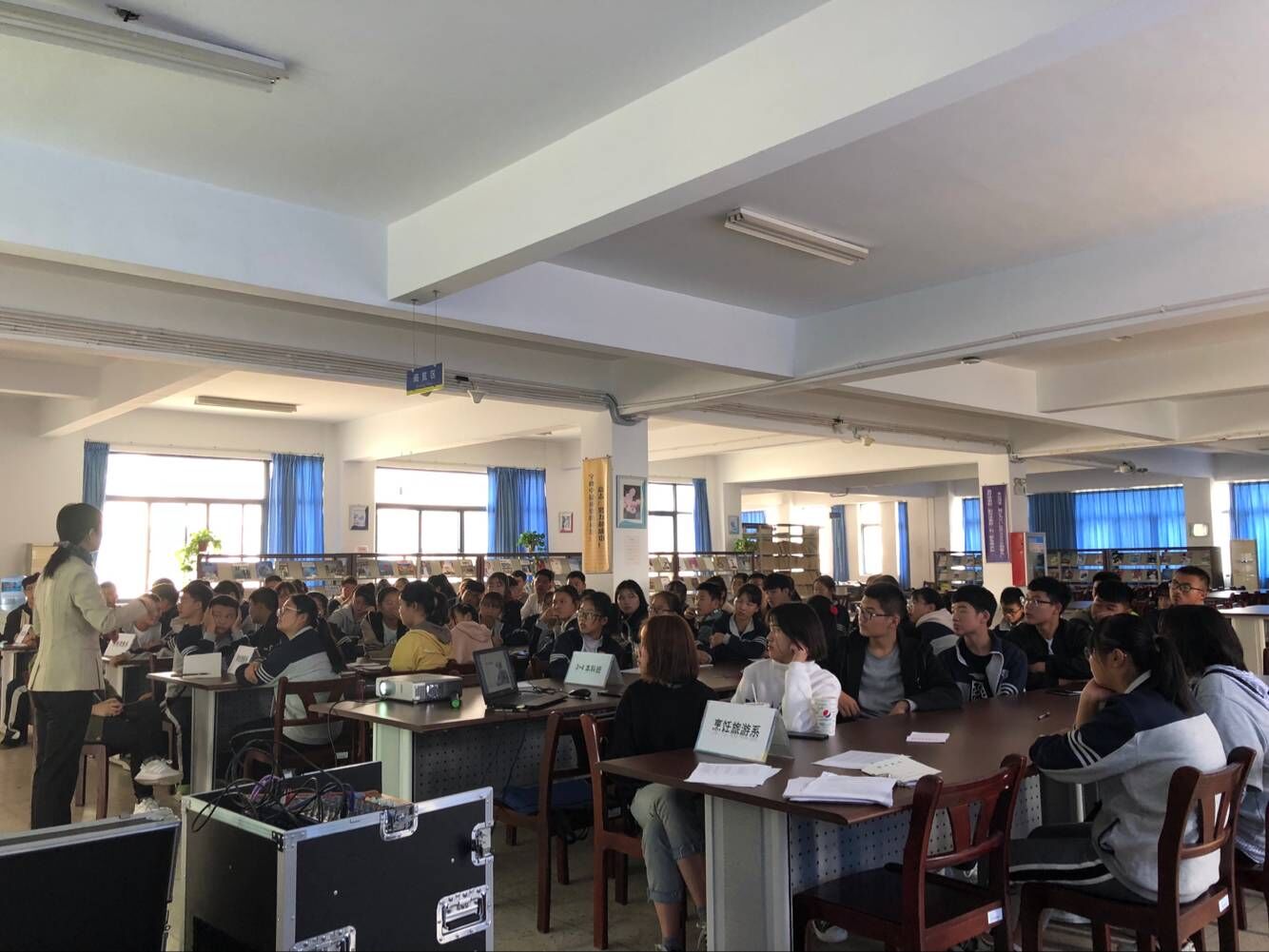 淮阴商校图书馆举行2018级新生代表见面会