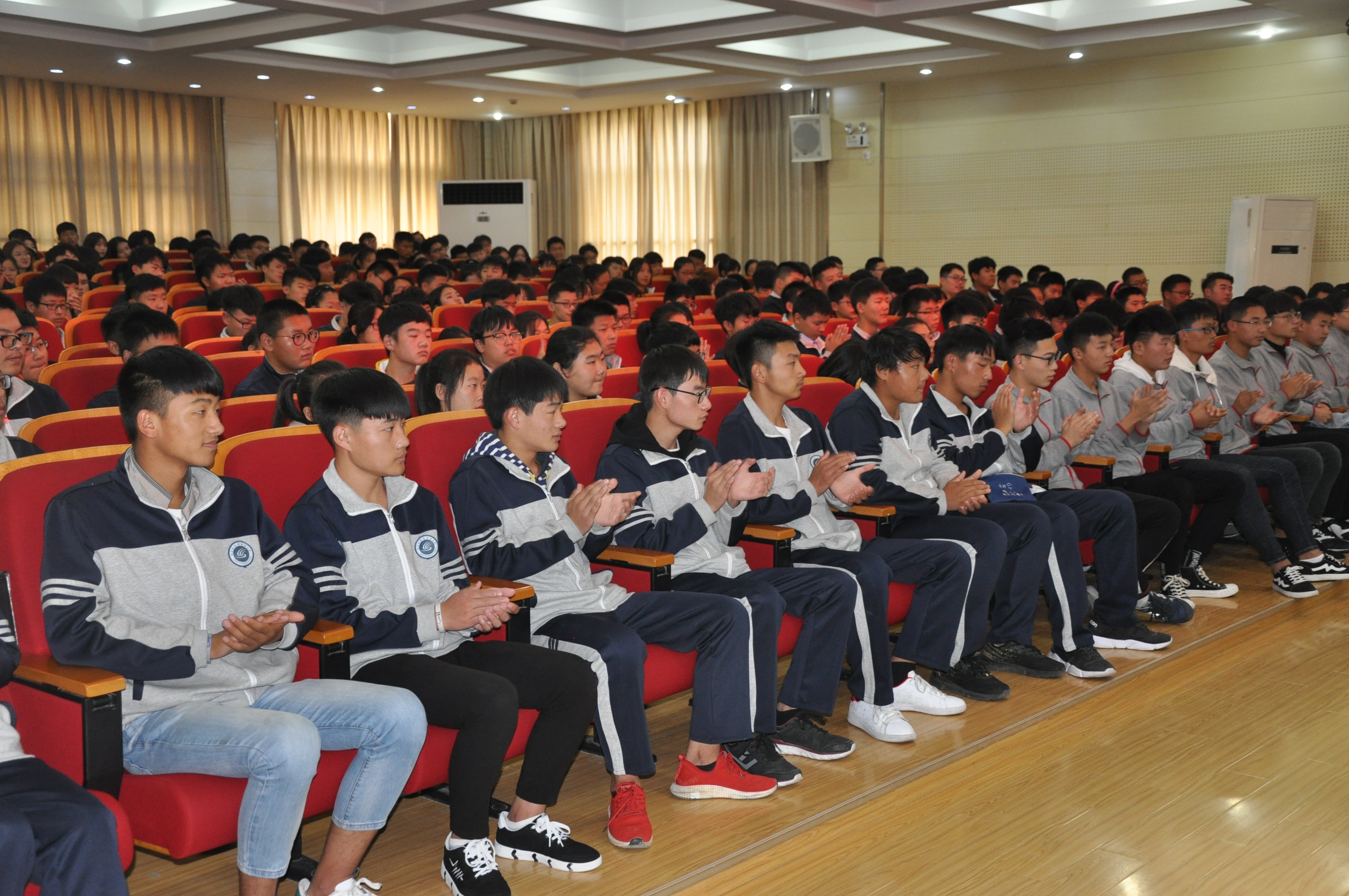 民建淮安市委关爱大学生健康成长走进淮阴商校