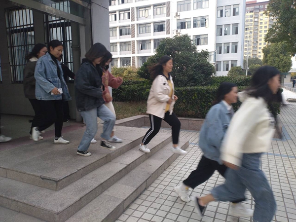 淮阴商校举行防震防灾安全疏散演练