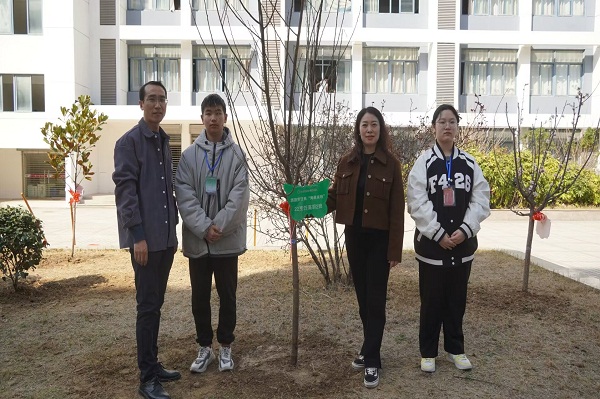弘扬雷锋精神 共创绿色校园 ——淮阴商校开展义务植树活动